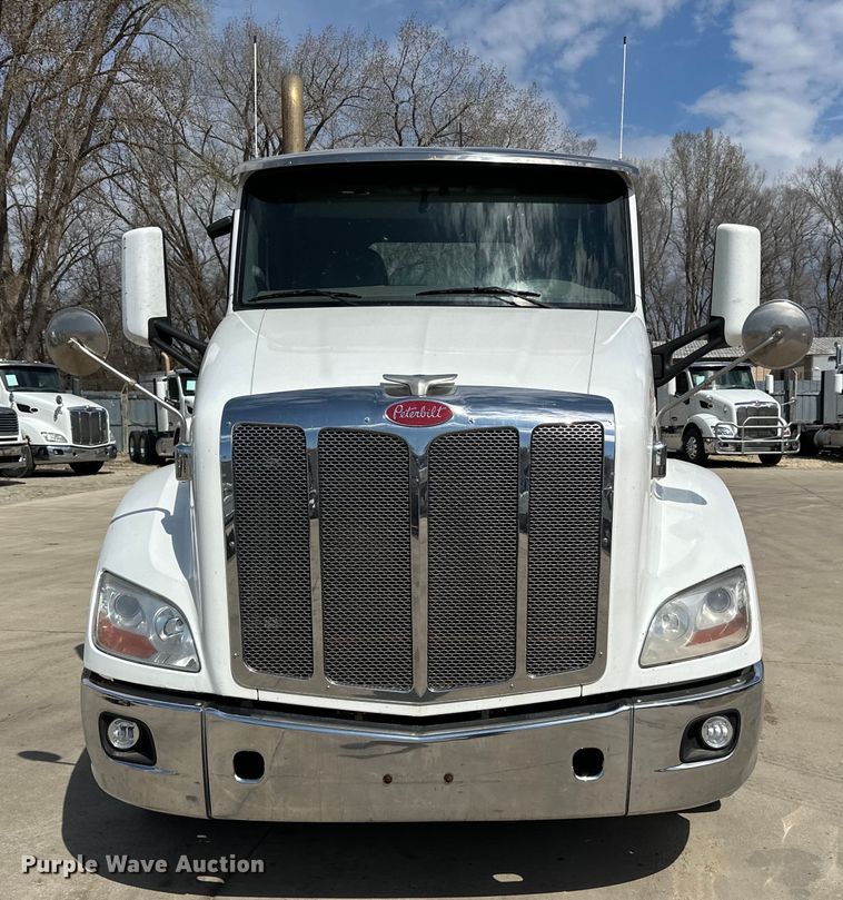 image for item LR9299 2016 Peterbilt  579 semi truck