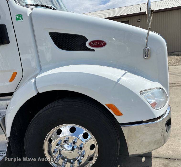 image for item LR9299 2016 Peterbilt  579 semi truck
