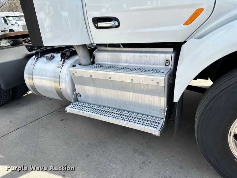 image for item LR9299 2016 Peterbilt  579 semi truck