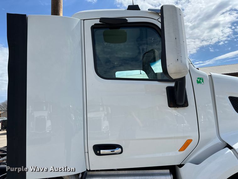 image for item LR9299 2016 Peterbilt  579 semi truck