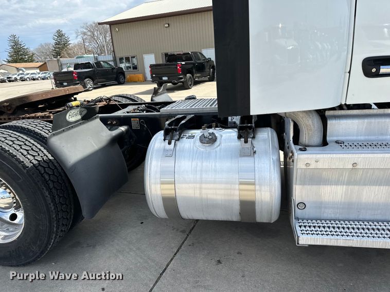 image for item LR9299 2016 Peterbilt  579 semi truck