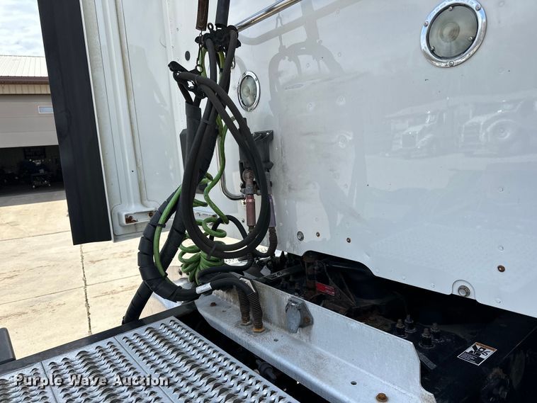 image for item LR9299 2016 Peterbilt  579 semi truck