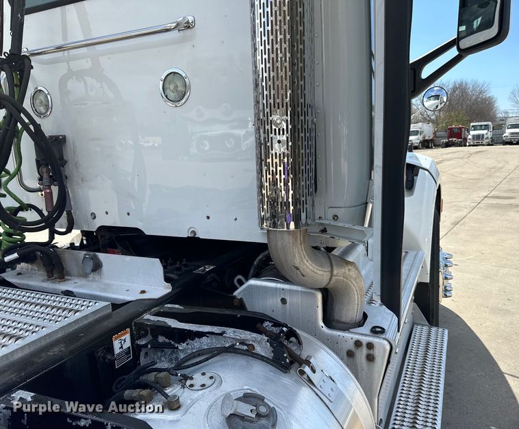 image for item LR9299 2016 Peterbilt  579 semi truck