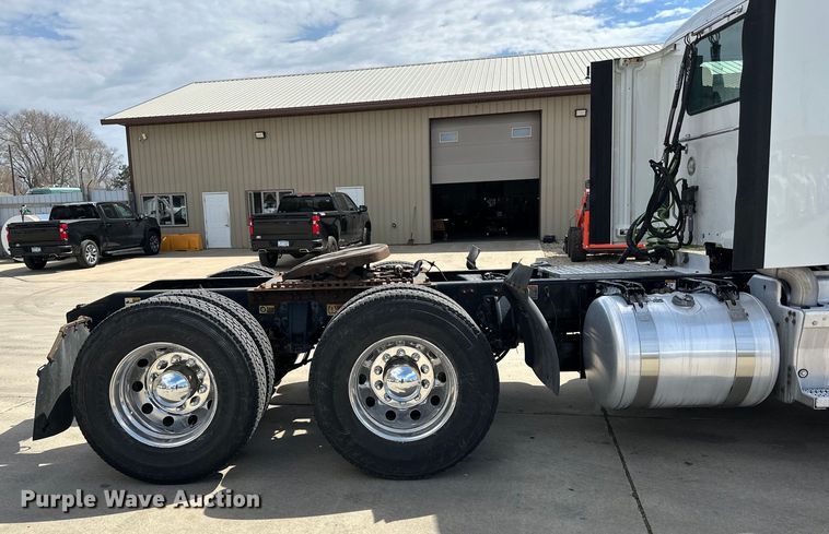 image for item LR9299 2016 Peterbilt  579 semi truck