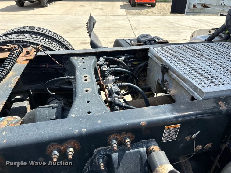 image for item LR9299 2016 Peterbilt  579 semi truck