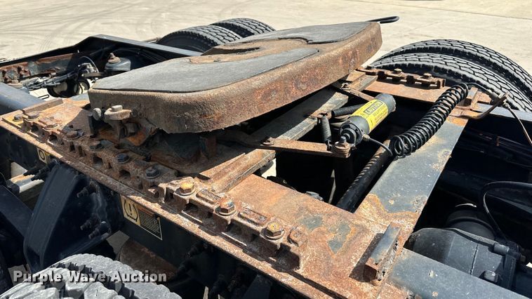 image for item LR9299 2016 Peterbilt  579 semi truck