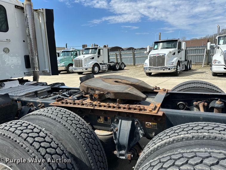 image for item LR9299 2016 Peterbilt  579 semi truck