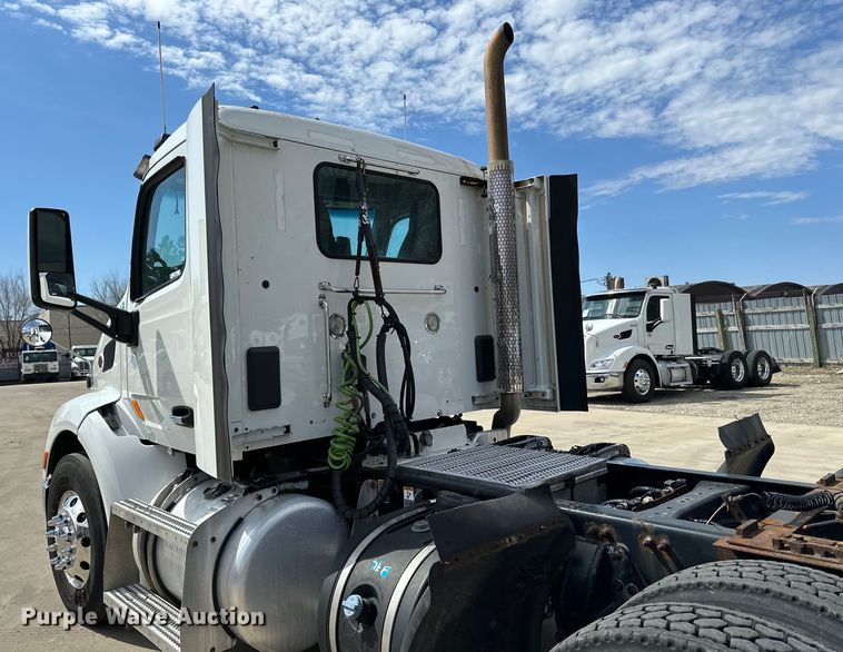 image for item LR9299 2016 Peterbilt  579 semi truck