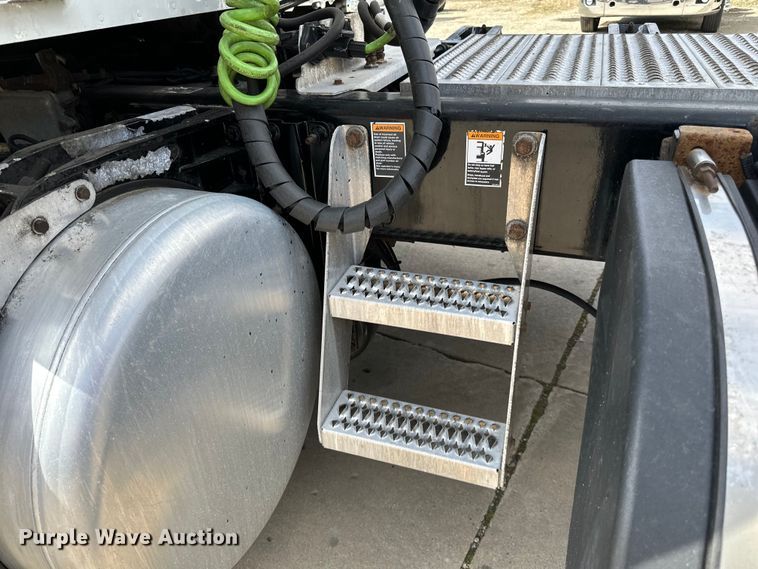 image for item LR9299 2016 Peterbilt  579 semi truck