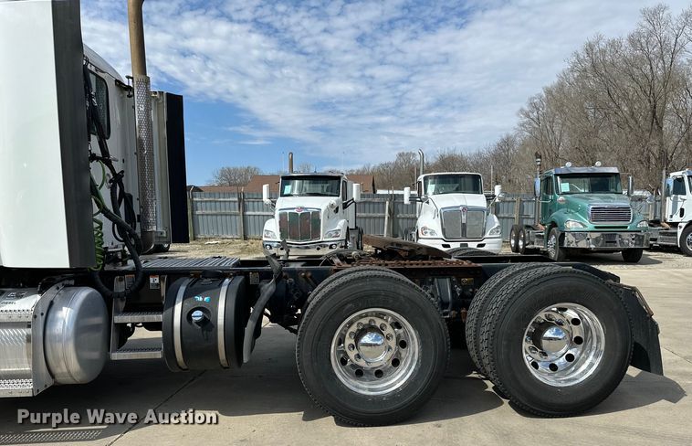 image for item LR9299 2016 Peterbilt  579 semi truck