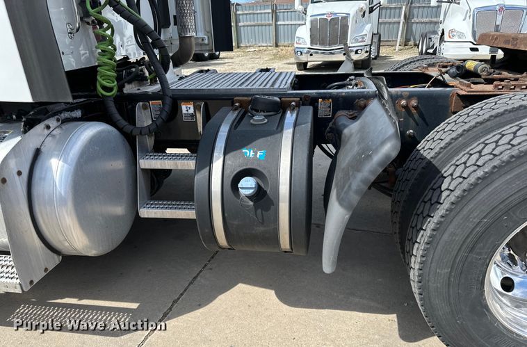 image for item LR9299 2016 Peterbilt  579 semi truck