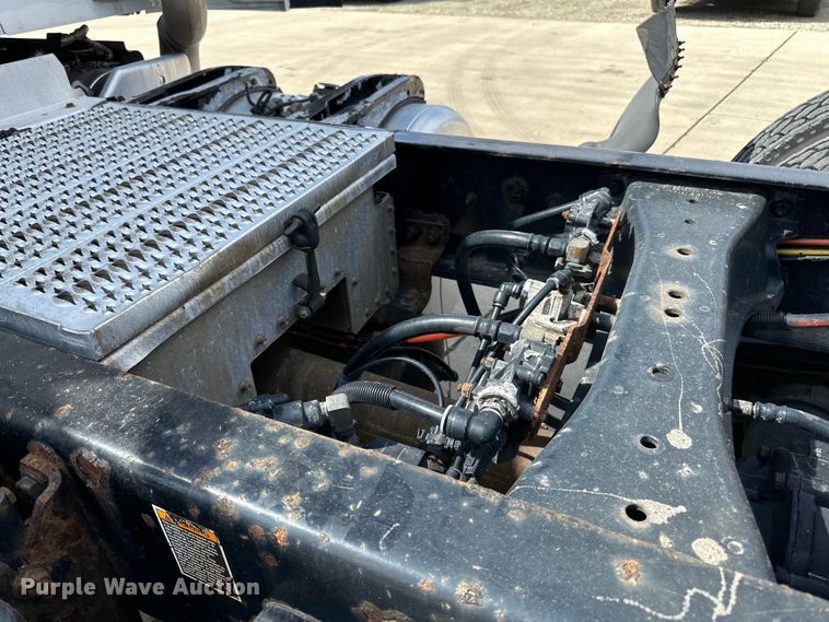 image for item LR9299 2016 Peterbilt  579 semi truck