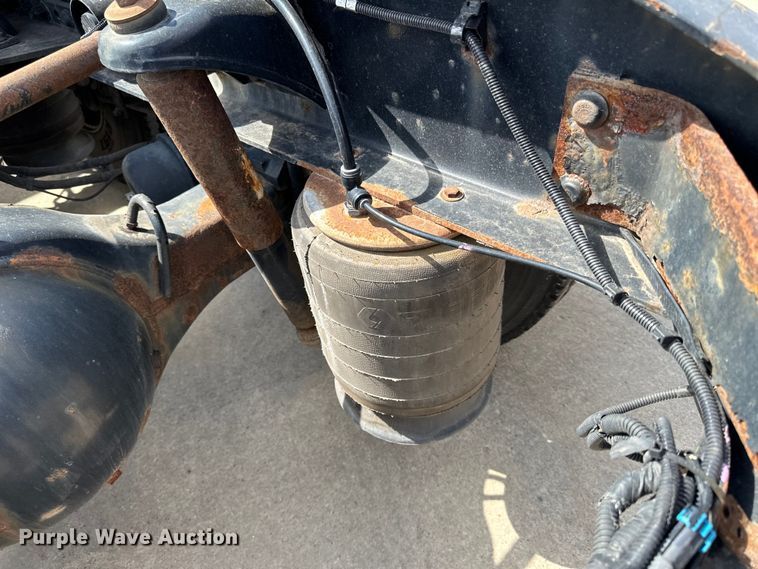 image for item LR9299 2016 Peterbilt  579 semi truck