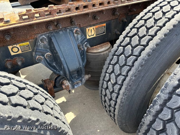 image for item LR9299 2016 Peterbilt  579 semi truck