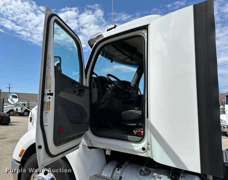 image for item LR9299 2016 Peterbilt  579 semi truck