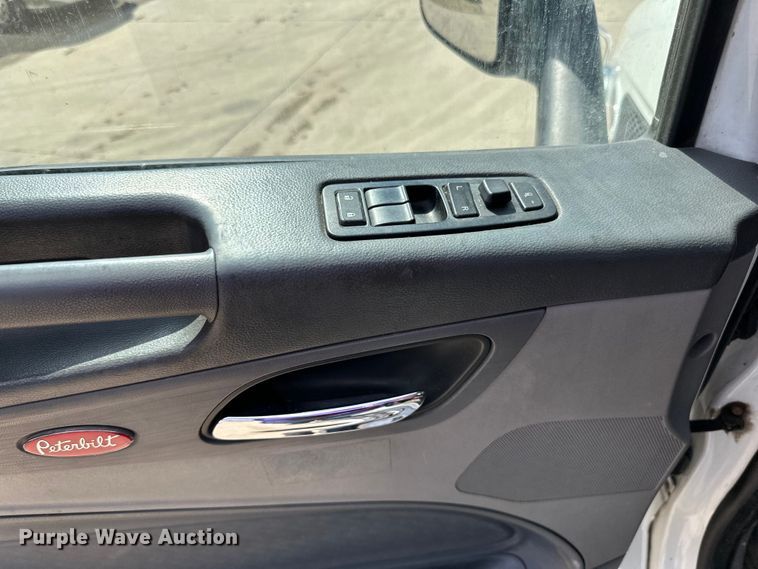 image for item LR9299 2016 Peterbilt  579 semi truck