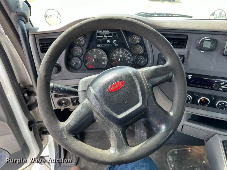 image for item LR9299 2016 Peterbilt  579 semi truck