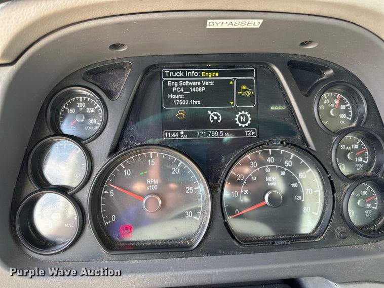 image for item LR9299 2016 Peterbilt  579 semi truck