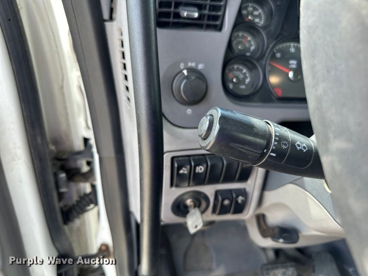 image for item LR9299 2016 Peterbilt  579 semi truck