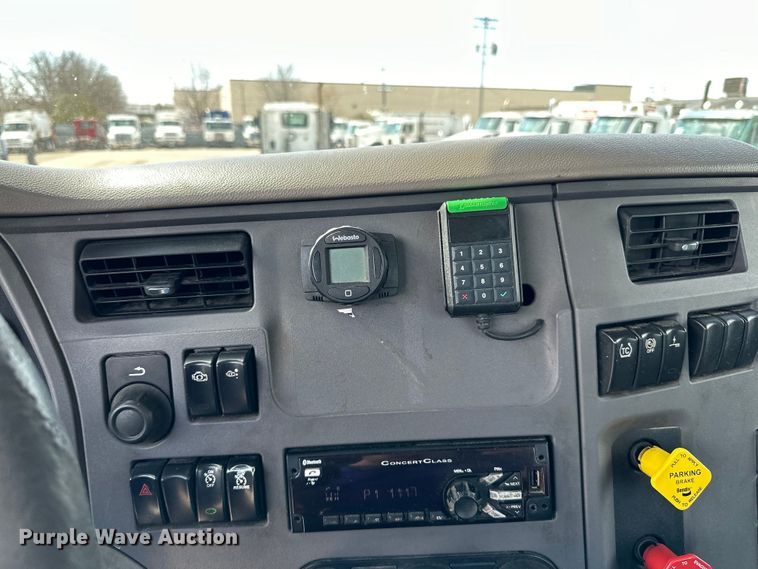 image for item LR9299 2016 Peterbilt  579 semi truck