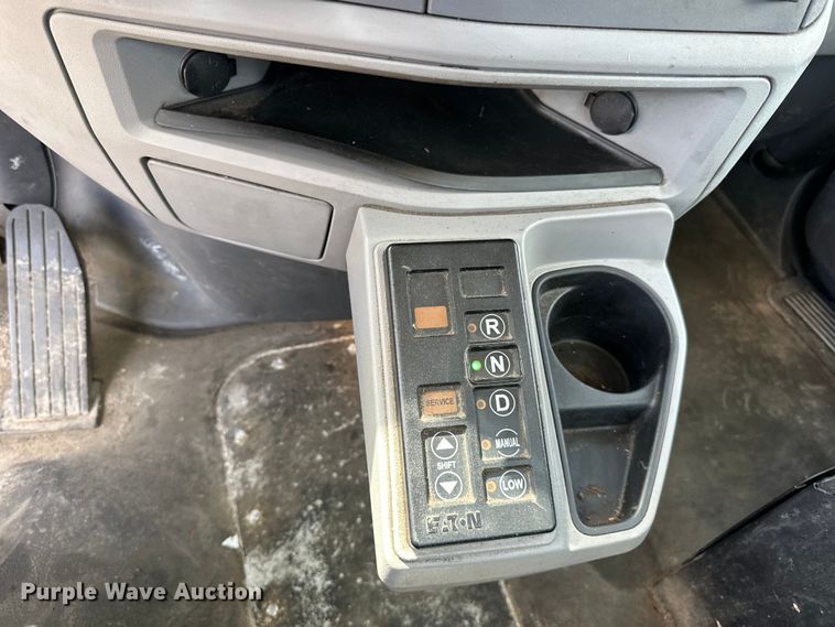 image for item LR9299 2016 Peterbilt  579 semi truck