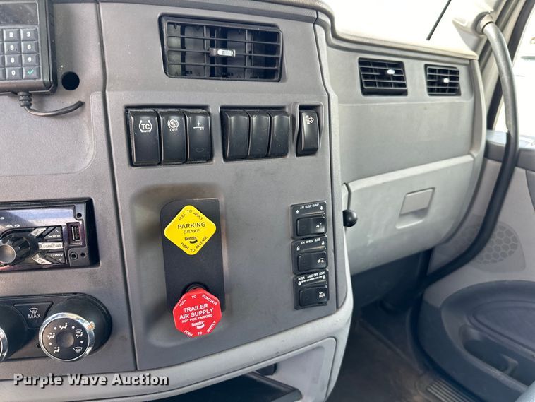 image for item LR9299 2016 Peterbilt  579 semi truck