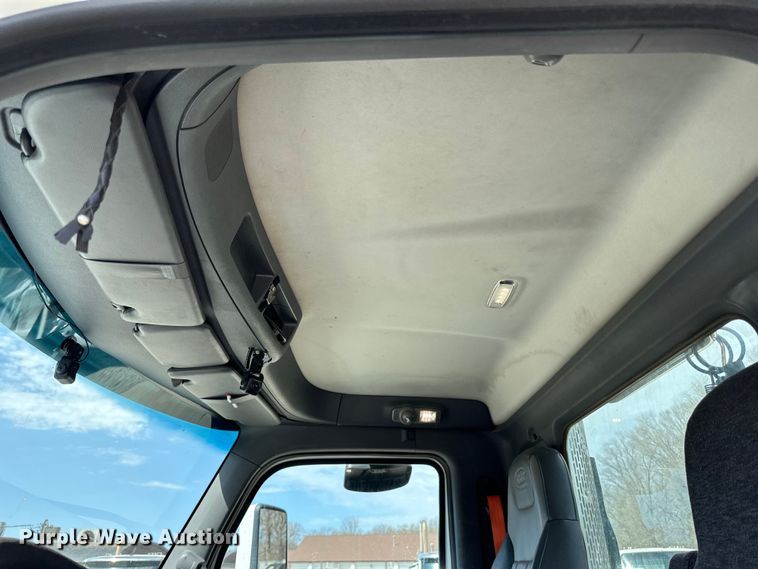 image for item LR9299 2016 Peterbilt  579 semi truck