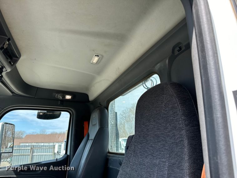 image for item LR9299 2016 Peterbilt  579 semi truck