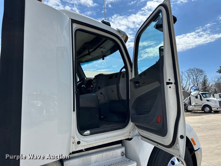 image for item LR9299 2016 Peterbilt  579 semi truck