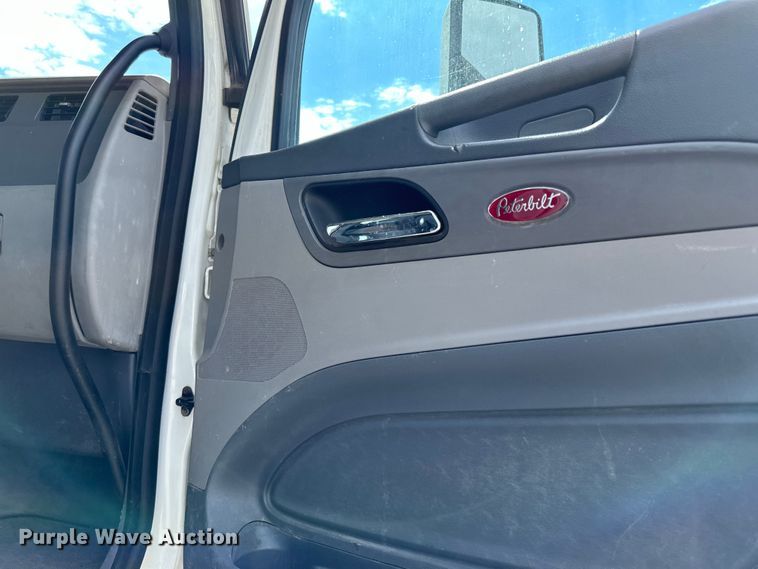 image for item LR9299 2016 Peterbilt  579 semi truck