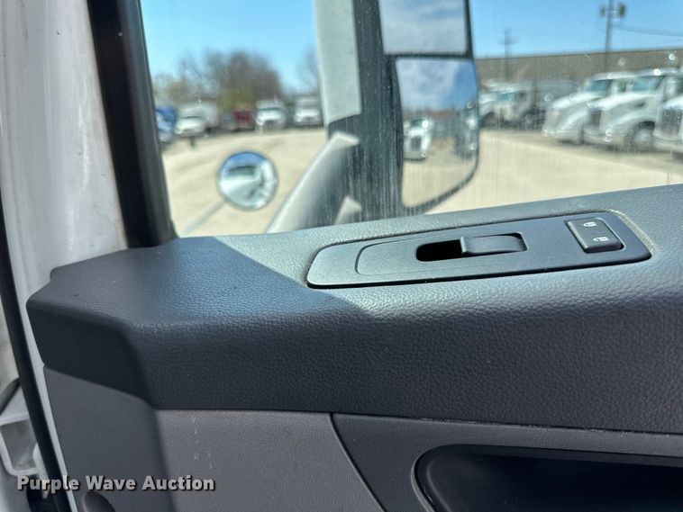 image for item LR9299 2016 Peterbilt  579 semi truck