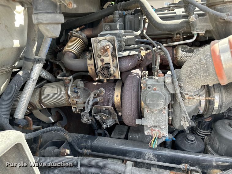 image for item LR9299 2016 Peterbilt  579 semi truck