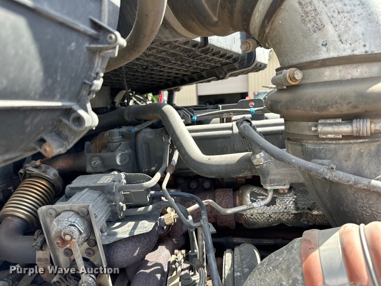 image for item LR9299 2016 Peterbilt  579 semi truck