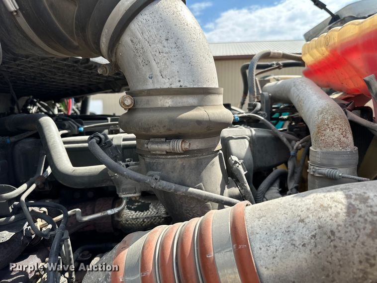 image for item LR9299 2016 Peterbilt  579 semi truck