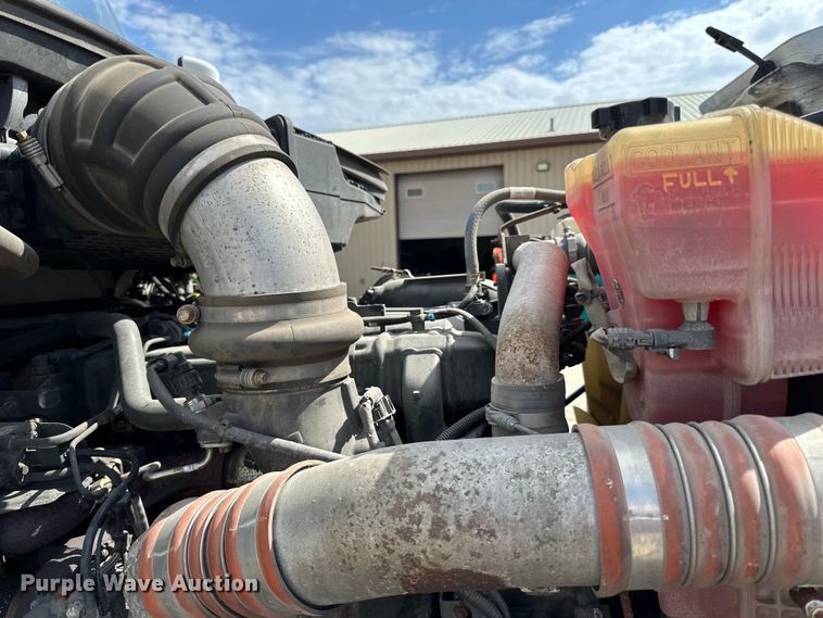 image for item LR9299 2016 Peterbilt  579 semi truck