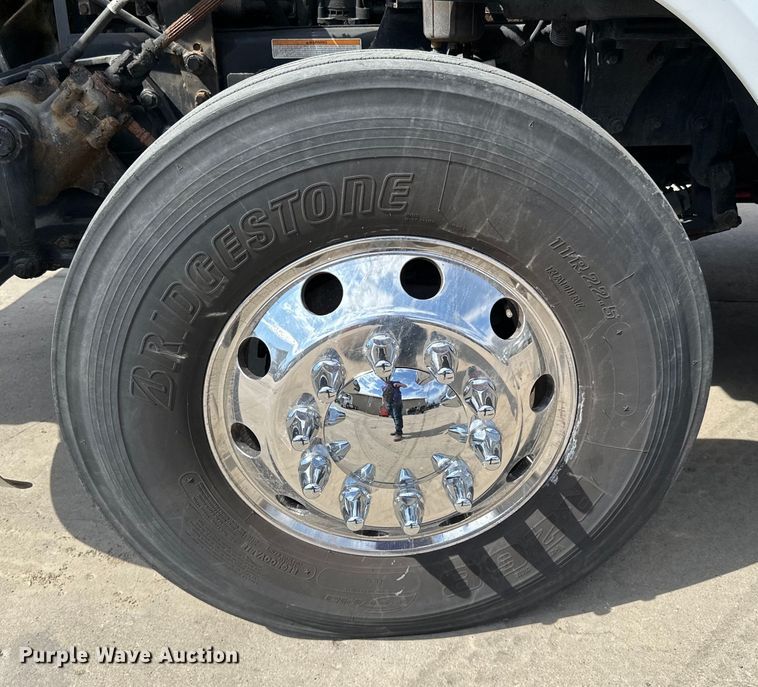 image for item LR9299 2016 Peterbilt  579 semi truck