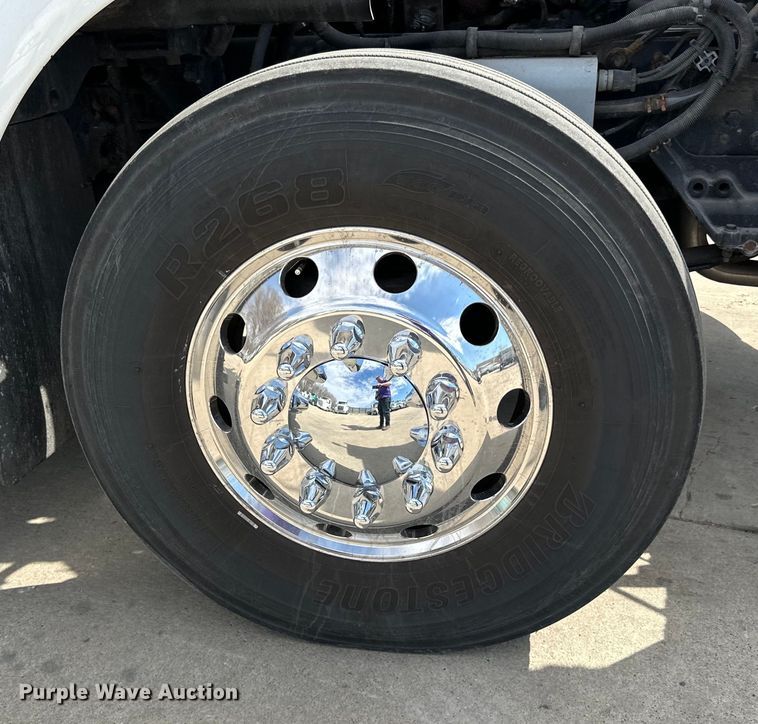 image for item LR9299 2016 Peterbilt  579 semi truck