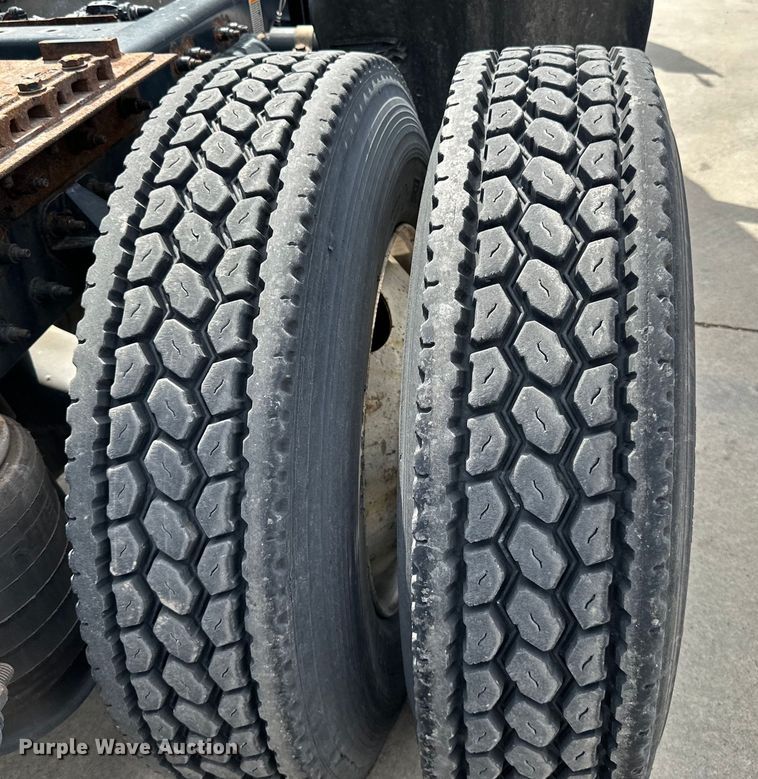 image for item LR9299 2016 Peterbilt  579 semi truck