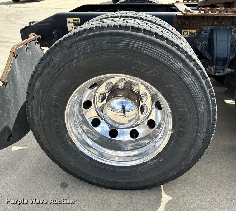 image for item LR9299 2016 Peterbilt  579 semi truck