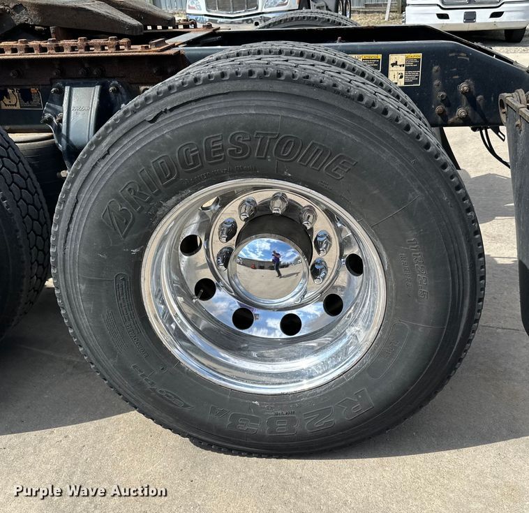 image for item LR9299 2016 Peterbilt  579 semi truck