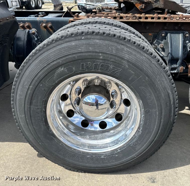 image for item LR9299 2016 Peterbilt  579 semi truck