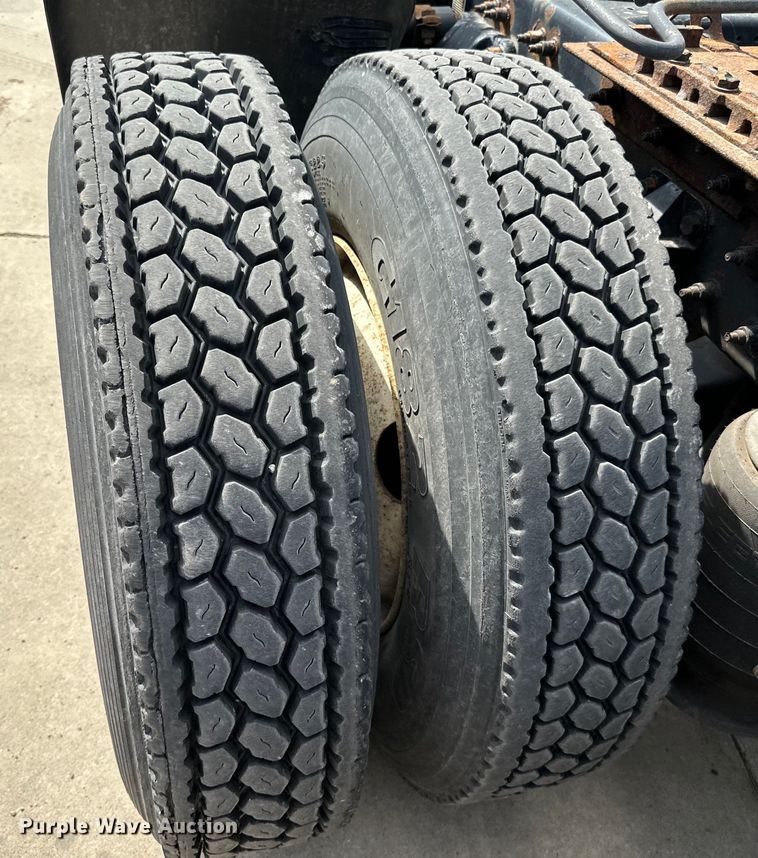 image for item LR9299 2016 Peterbilt  579 semi truck