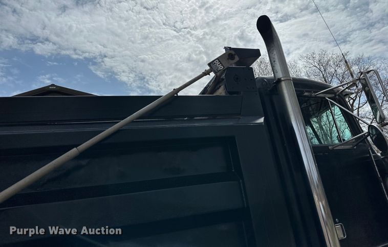 image for item LR9300 1990 Peterbilt  379 dump truck