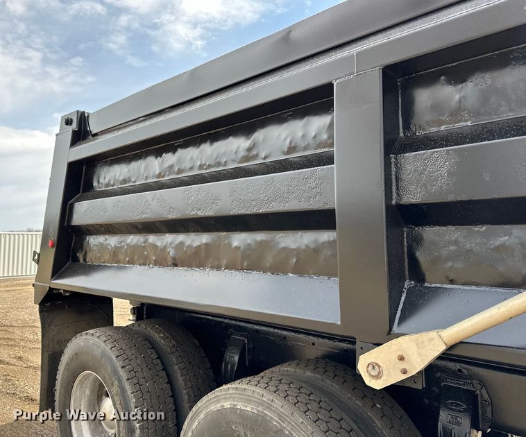 image for item LR9300 1990 Peterbilt  379 dump truck