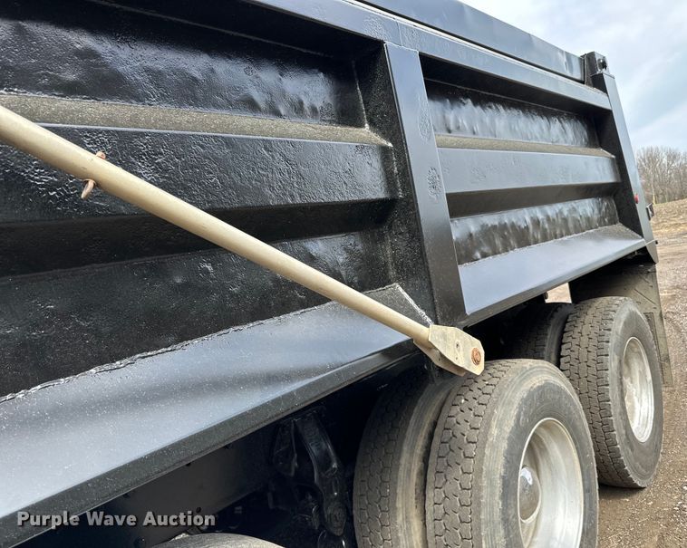 image for item LR9300 1990 Peterbilt  379 dump truck