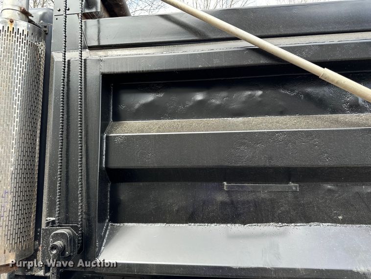 image for item LR9300 1990 Peterbilt  379 dump truck