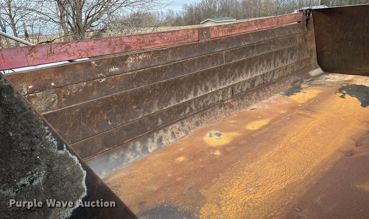 image for item LR9300 1990 Peterbilt  379 dump truck