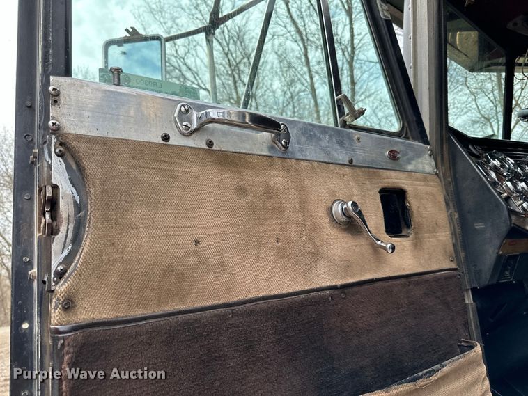 image for item LR9300 1990 Peterbilt  379 dump truck