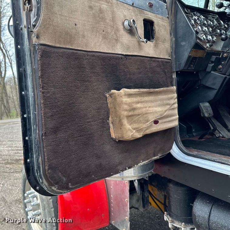 image for item LR9300 1990 Peterbilt  379 dump truck