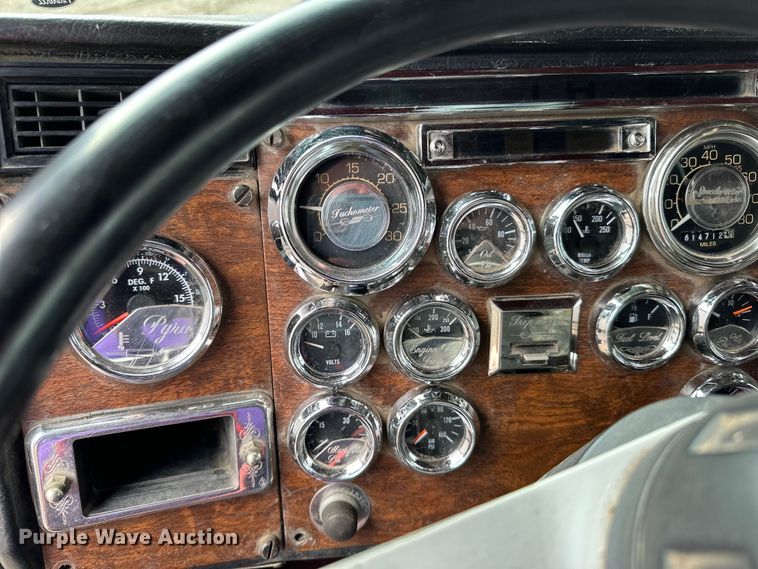 image for item LR9300 1990 Peterbilt  379 dump truck